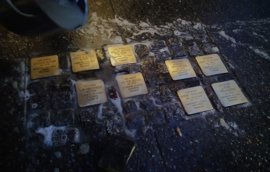 Stolpersteine werden geputzt.