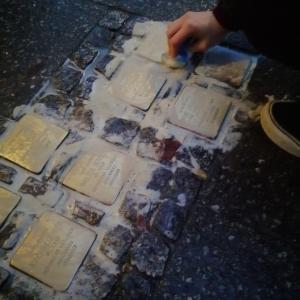 Stolpersteine werden geputzt.